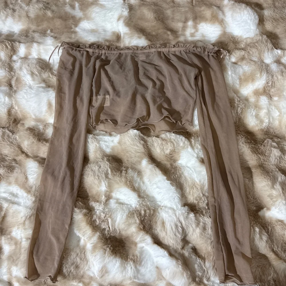 Off shoulder long sleeve cropped top.